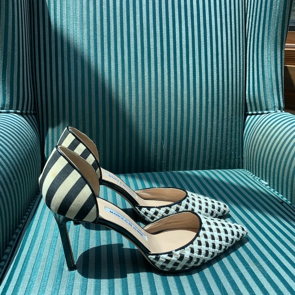 Gorgeous Manolo Blahnik size 7 heels - Picture 2 of 6